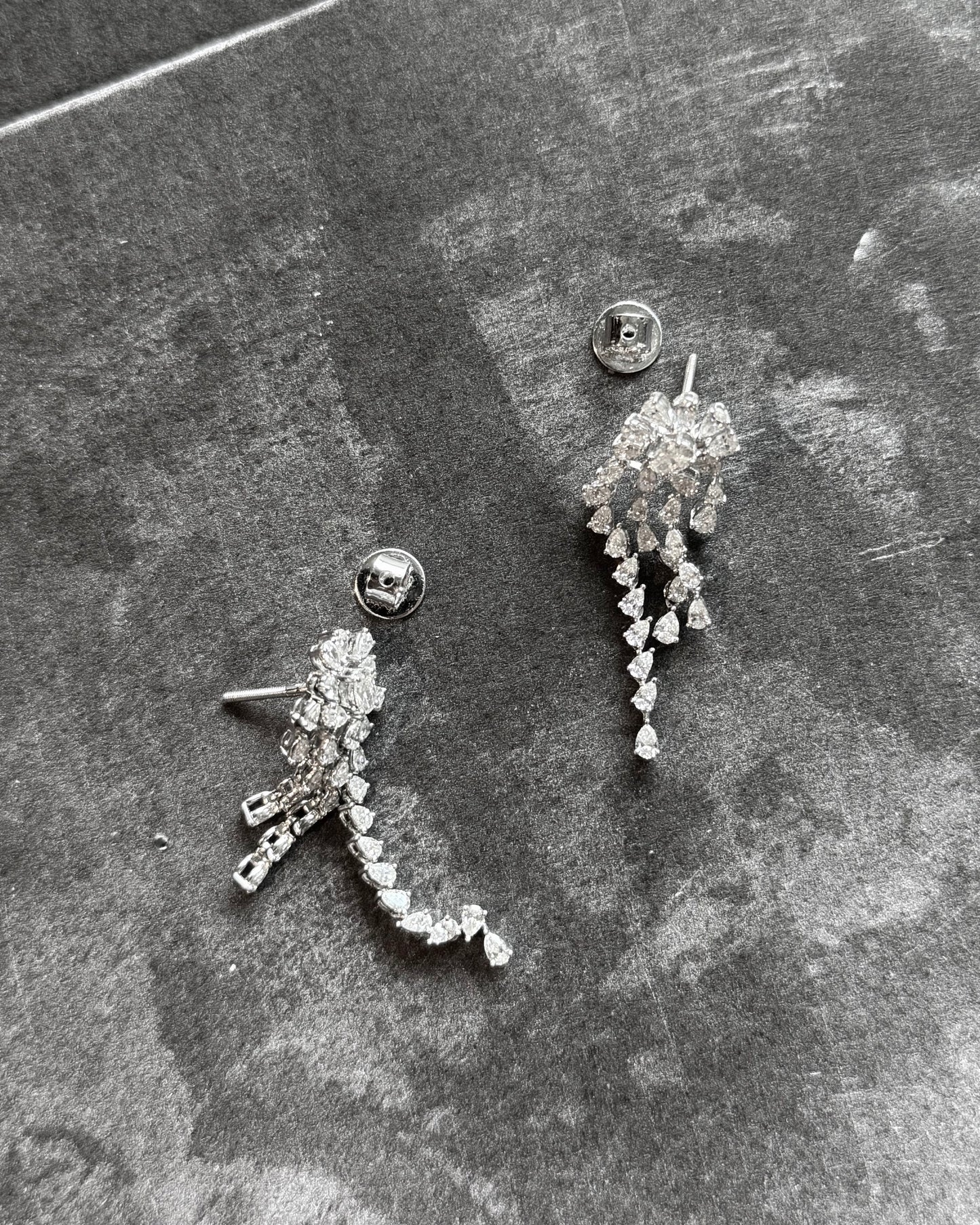 18K White Gold Natural Diamond Rivière Dangling (Sale)